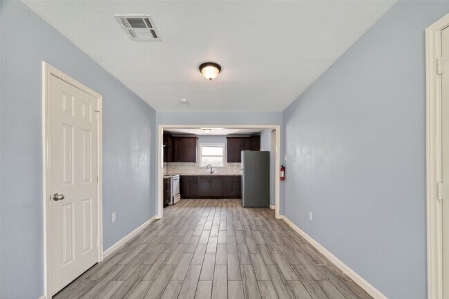 Foto del edificio - 6022 Lyndhurst Dr