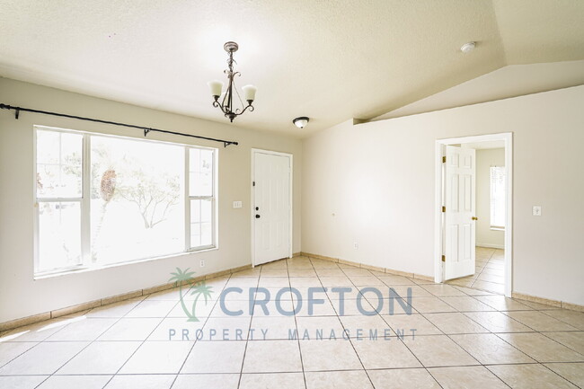 Photo - Very nice 3 bedroom with bonus room in Poinciana Apartment