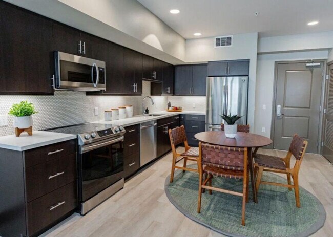 Foto del edificio - 920 Bayswater Ave