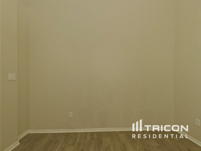 Building Photo - 3921 N 125th Dr