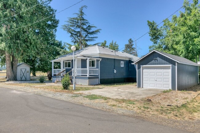 Building Photo - Lovely Remodeled 3 Bedroom, 2 Bath Large Corner Lot in Canby