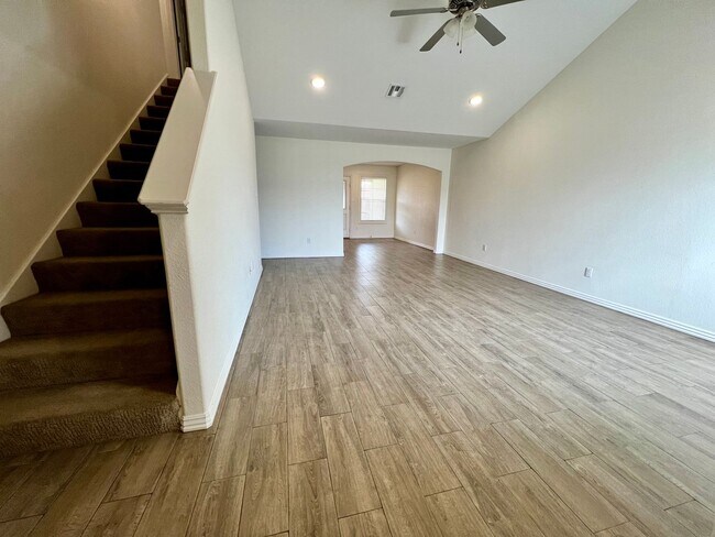 Building Photo - 3B/2.5B Spacious Townhome with Fenced Back...