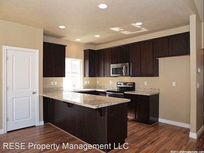 Building Photo - 5 br, 3 bath House - 1848 W Woodview Dr.