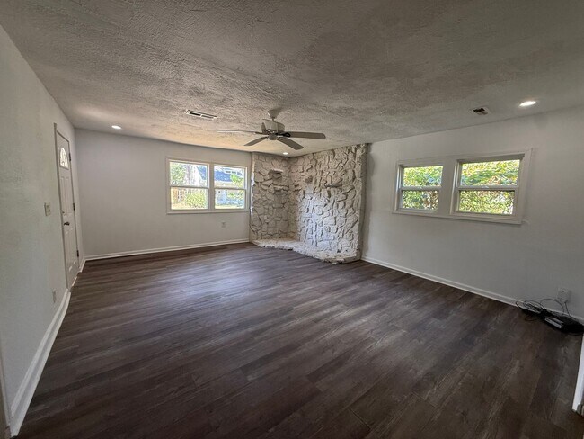 Foto del edificio - 1438 N Brown Ave
