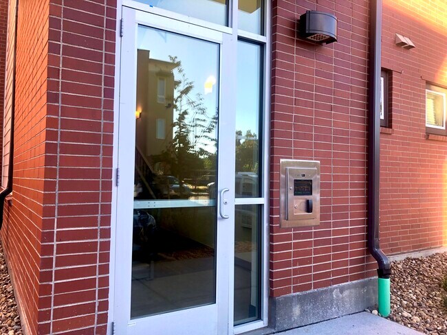 Entrada - 981 S Sable Blvd