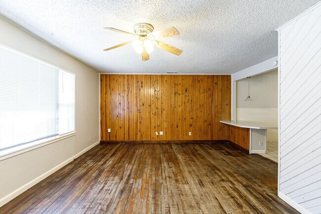 Building Photo - 3 Bedroom Home for under $1000