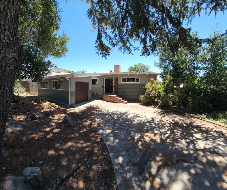 Large 5 Bedroom Home close to Poly Campus!!