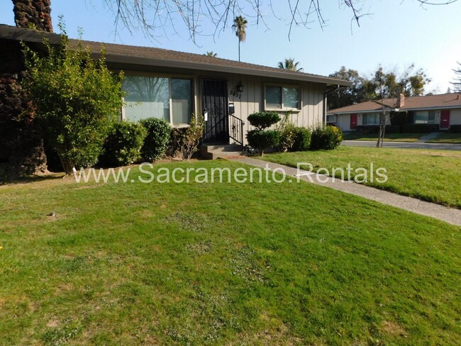 Photo - Wonderful Sierra Oaks 3bd/2ba Duplex with 2 Car Garage House