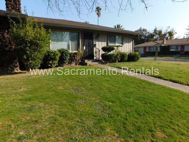Foto del edificio - Wonderful Sierra Oaks 3bd/2ba Duplex with 2 Car Garage