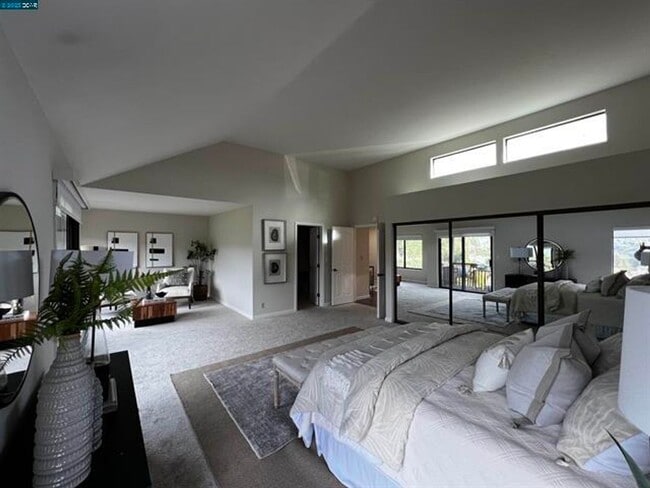 Building Photo - Light, Bright, Spacious Townhome in Summit...