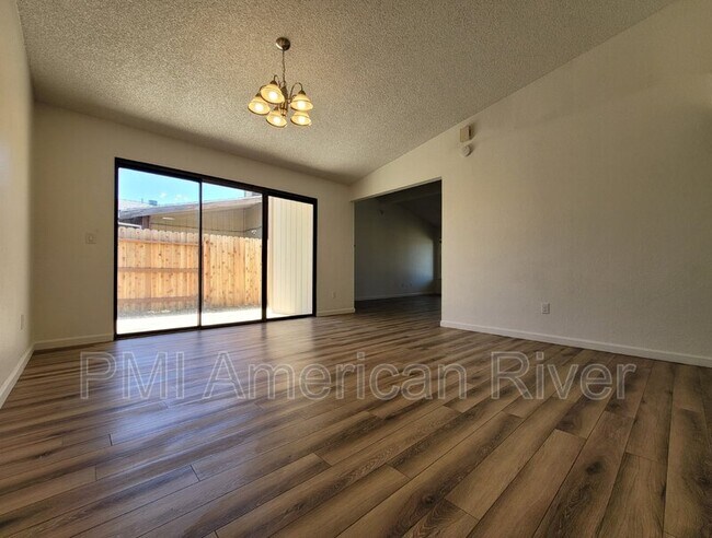 Foto del edificio - 7663 Lakewood Park Dr