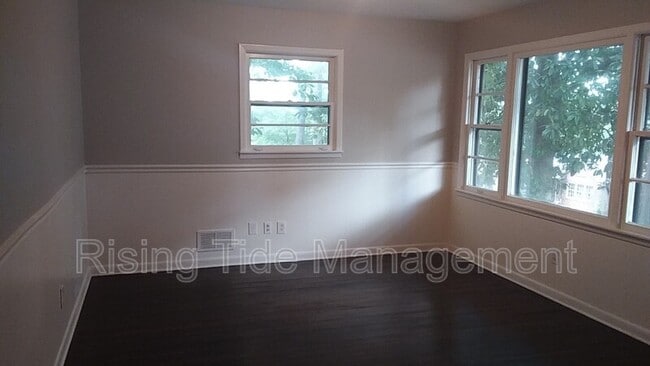 Building Photo - 1854 Edgehill Dr