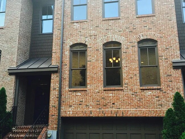 Foto del edificio - 4222 Rickenbacker Dr NE