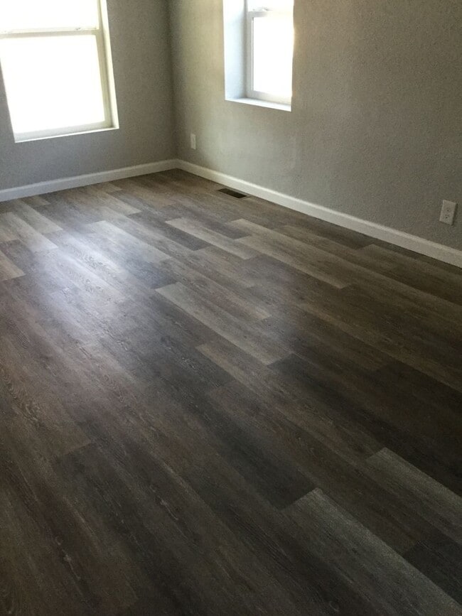 Building Photo - 2+ Bedroom home Near Downtown!