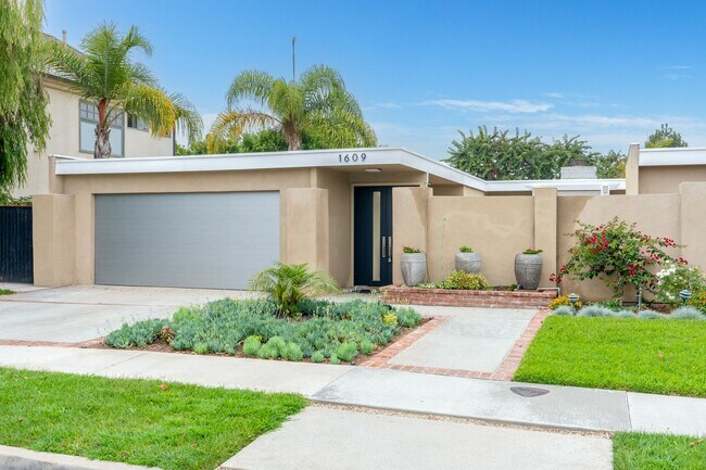 Building Photo - REMODELED 4 BD/3.5 BA RANCH STYLE HOME IN DOVER SHORES