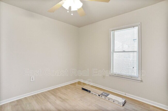 Building Photo - 2 Bedroom, 1 Bath, Central Air Conditioning, Washer Dryer in unit.