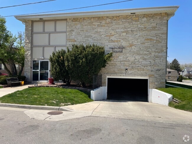 Building Photo - 1204 Memorial Dr