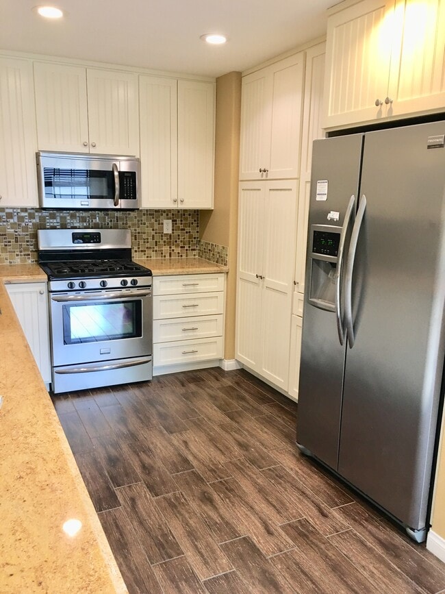 Building Photo - 2210 Canyon Dr