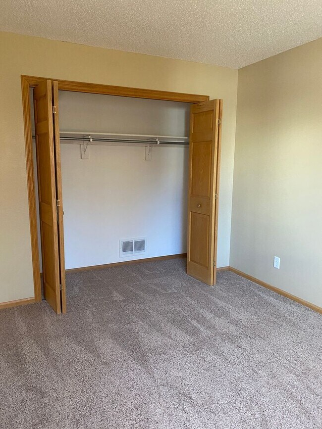Building Photo - 2 bed 2 bath Twinhome