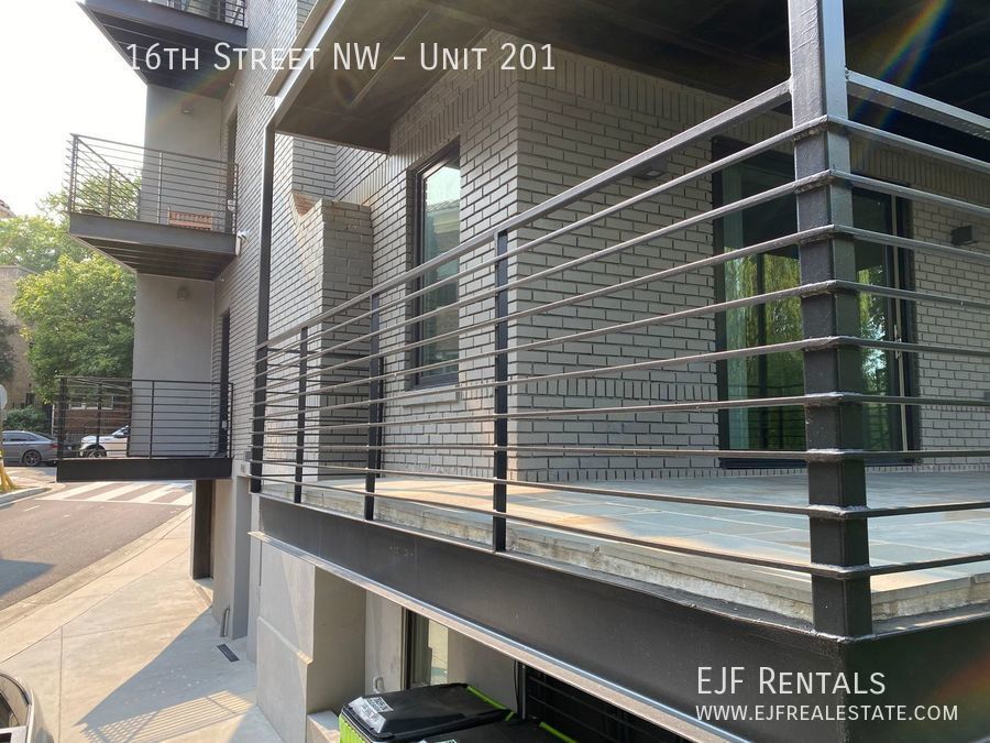Primary Photo - Mount Pleasant Updated One Bedroom W/Garag...