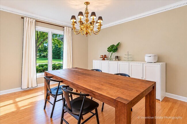 Foto del edificio - 6201 Sleepy Hollow Ln