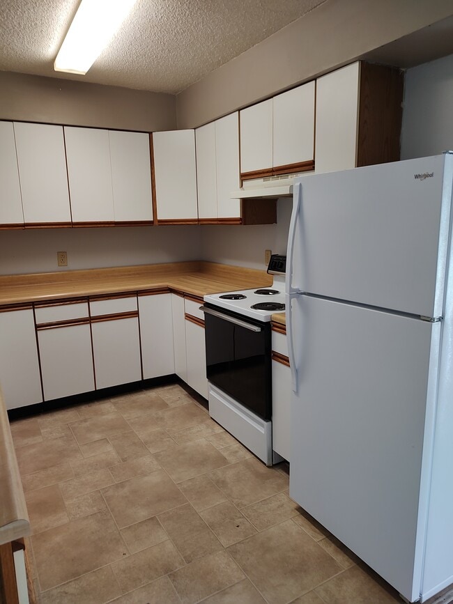 kitchen - 5201 N Pierson St
