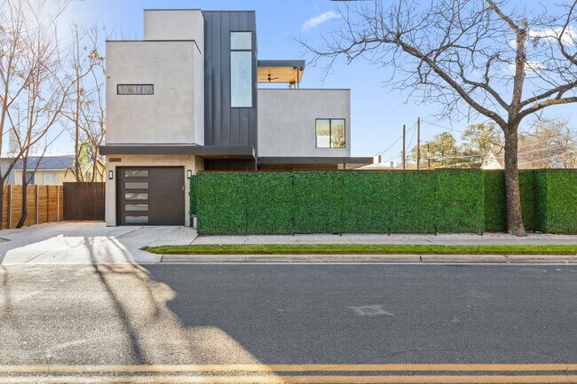 Building Photo - 1304 Comal St