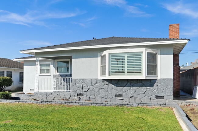 Building Photo - 1109 N Holmar Ave