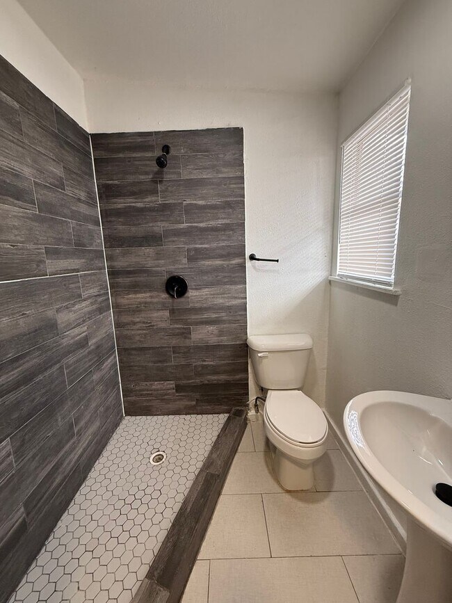 Building Photo - **50% Off First Month's Rent!** Renovated 4 Bedroom Home with Updated Floors & Modern Kitchen