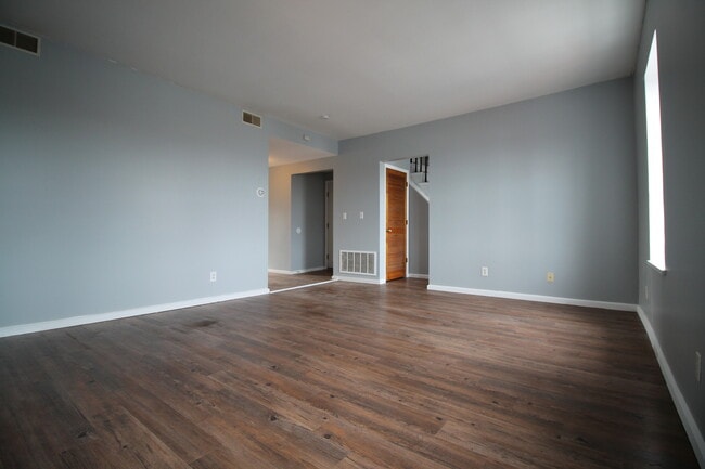 Building Photo - 3 School St