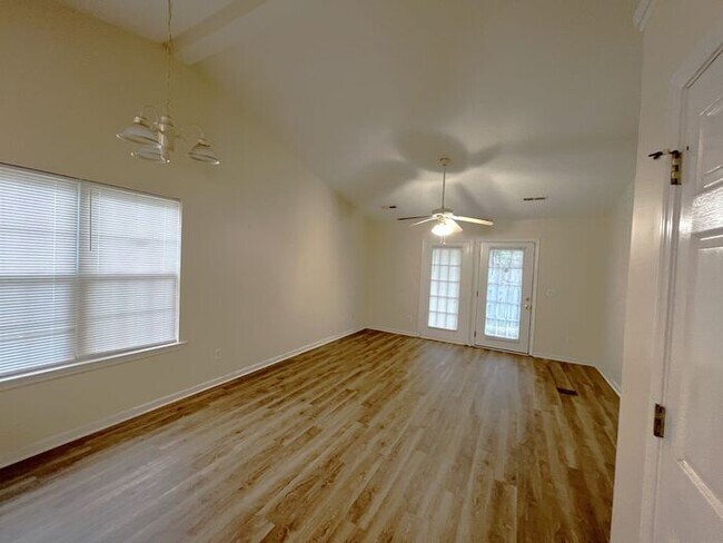 Foto del edificio - Updated flooring, McClelland Town homes 2BR/2Bath one level patio home, with back court yard! Clo...