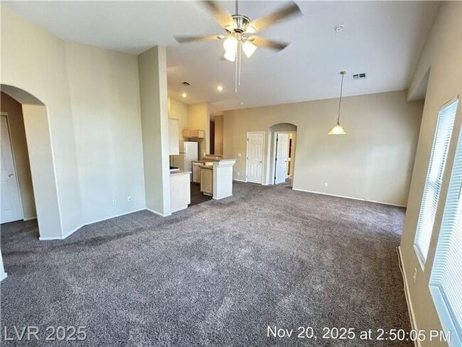Building Photo - Fantastic SE townhome in a gated community!