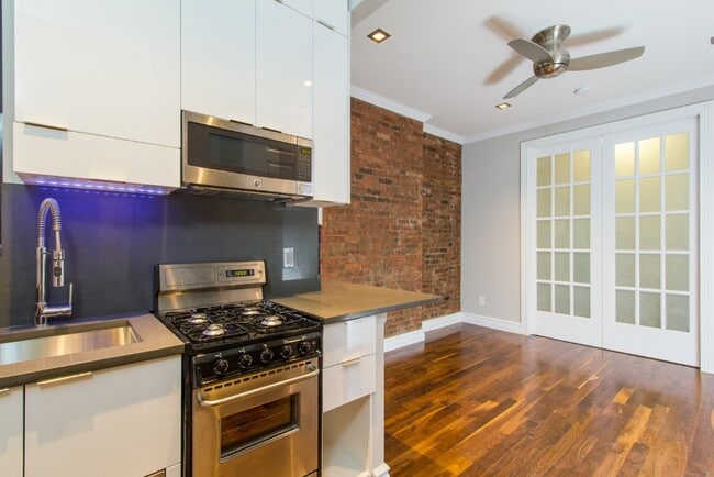 Building Photo - 246 Mott St