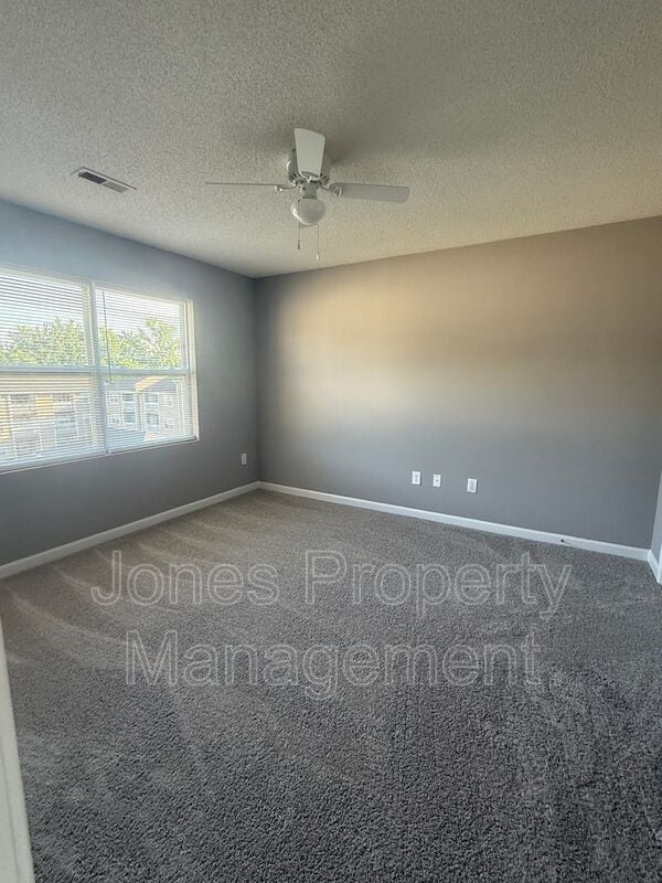 Building Photo - 301 Country Club Dr NE