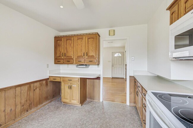 Foto del edificio - Fantastic in Frederick! Spacious 4 level Split -- 4 beds + 1 Full and 2 half baths
