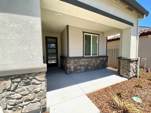 Foto del edificio - Brand new 4 bedroom solar home!