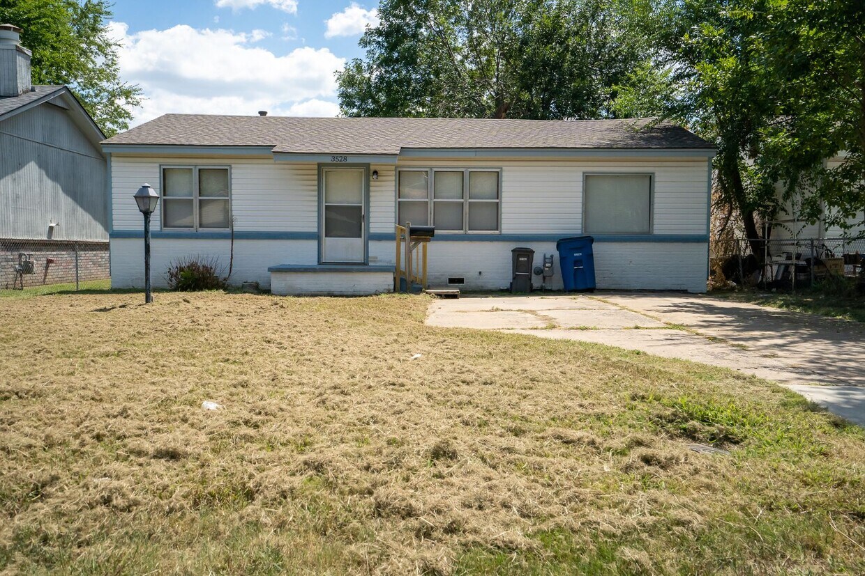 Primary Photo - Newly Renovated 3 Bed/2 Bath