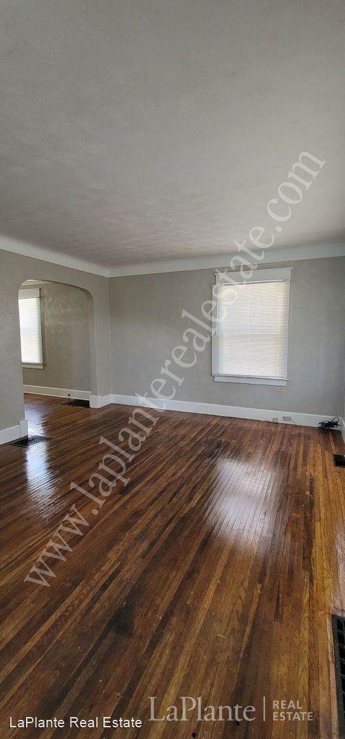 Building Photo - 305 W Oakland St