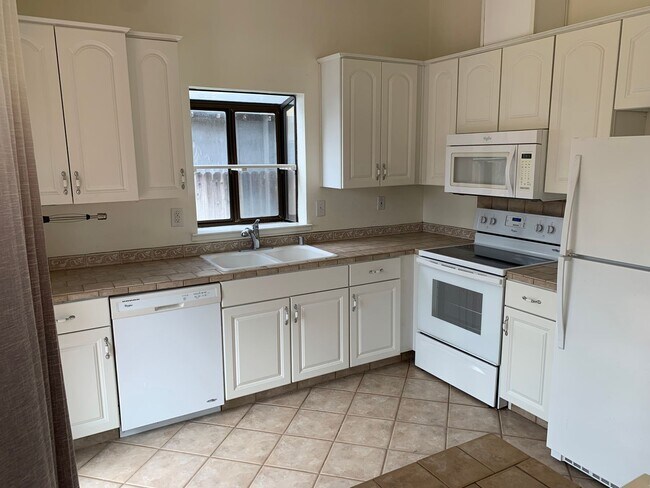 Foto del edificio - Beautiful Single Story 3 Bed 2 Bath Almond...