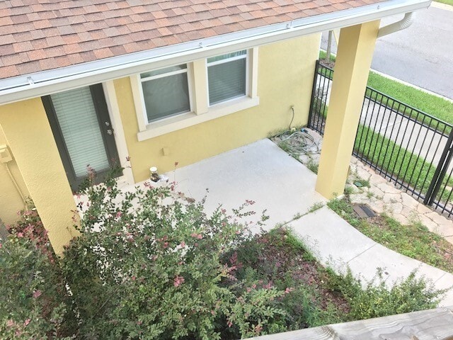 Building Photo - MOVE IN JULY!! NICE 1X1 ABOVE GARAGE APART...