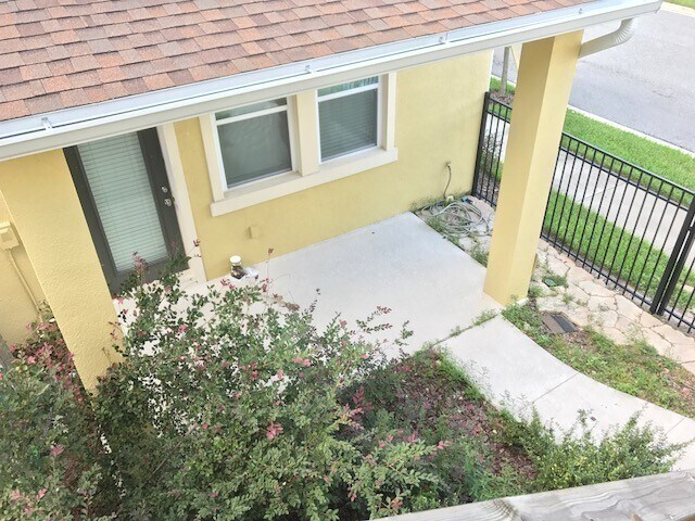 Foto del edificio - MOVE IN JULY!! NICE 1X1 ABOVE GARAGE APART...