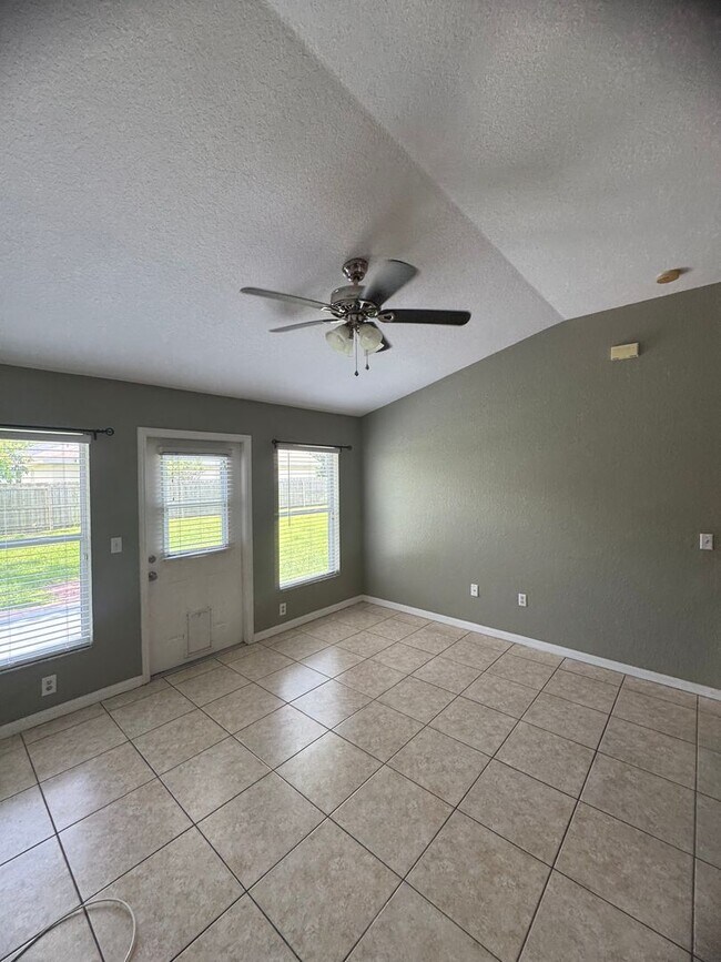 Foto del edificio - Central Lakeland 3bedroom 2 bath!