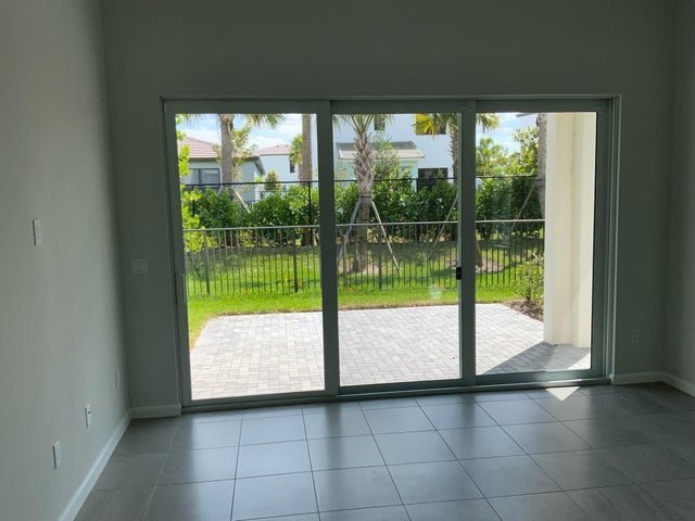 Foto del edificio - 16340 Oakview Dr