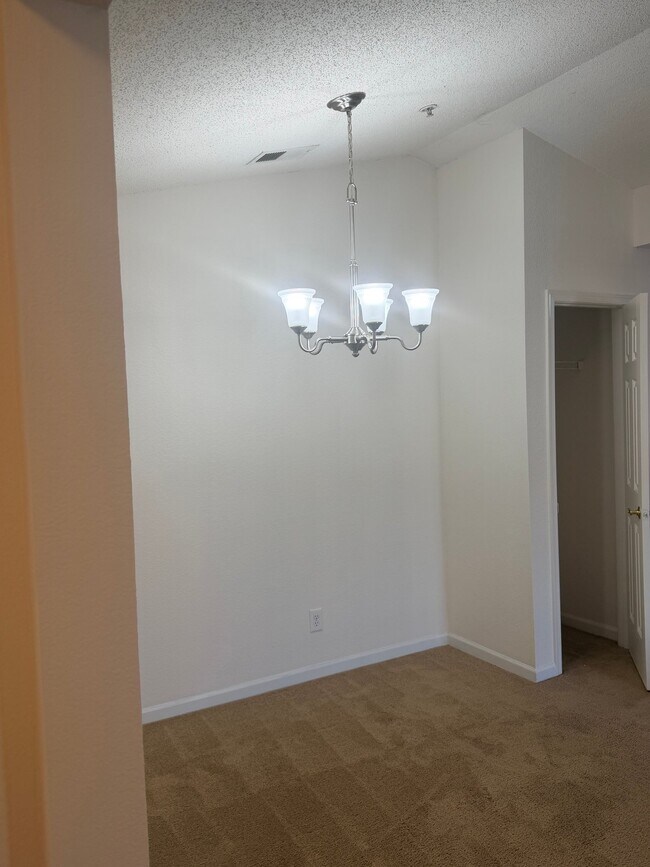 Building Photo - 811 Brassie Ln