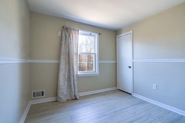 Building Photo - 7913 Central Park Cir