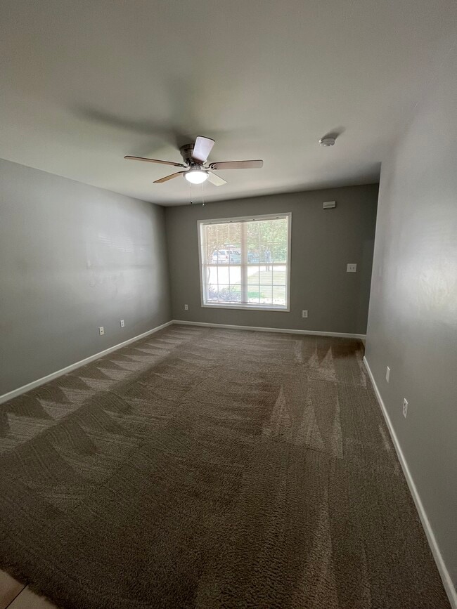 Sala de estar - 201 Springfield Cir