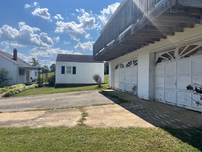 Building Photo - Spacious 4 bedroom 2.5 bath home