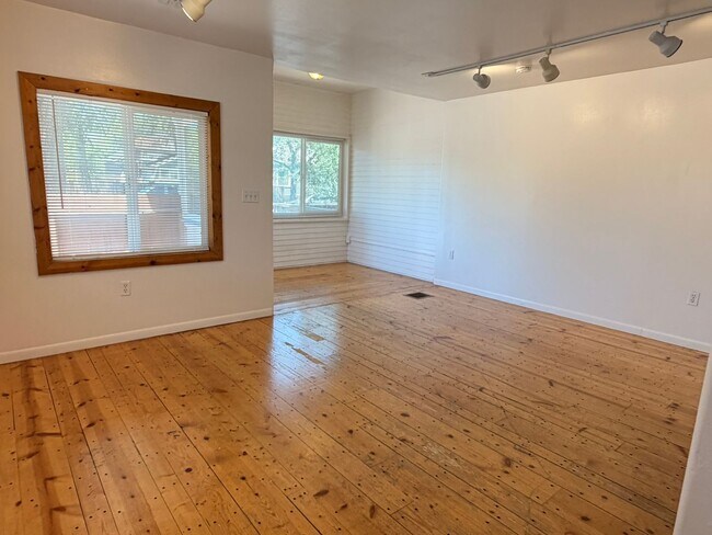Building Photo - 424 N 9th St