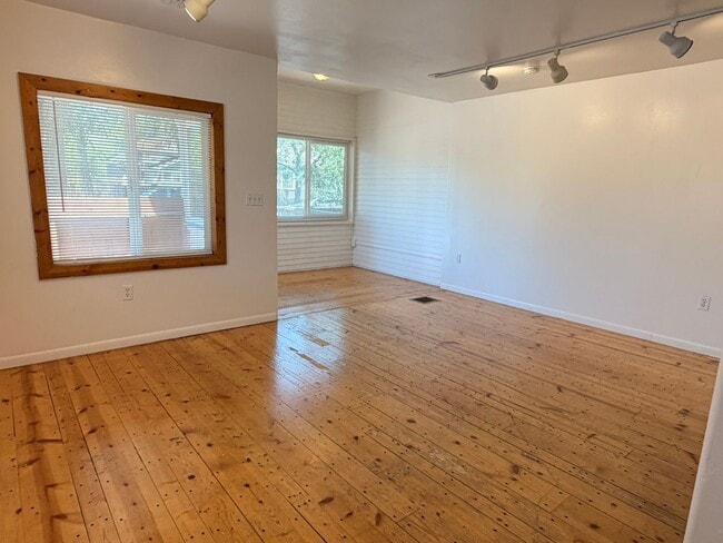 Building Photo - Cute Bungalow - 2Bed 1Bath - Duplex in Downtown Grand Junction!!!
