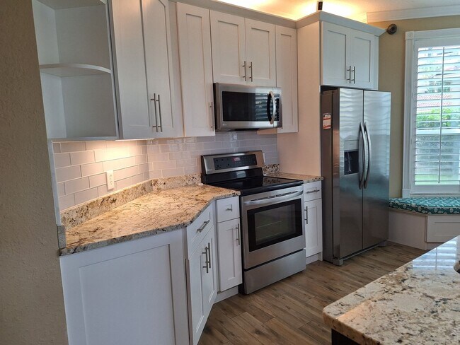 Foto del edificio - 3BR 2BA BOUCHELLE ISLAND GROUND FLOOR COND...